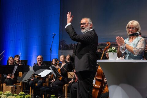 Musiker Ferry Janoska freut sich über den ihm soeben verliehenen Ehrenring der Stadt Neusiedl am See.