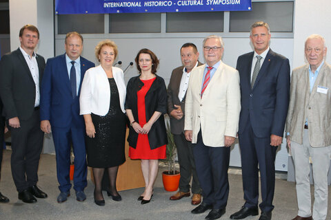 Landtagspräsidentin Verena Dunst (5.v.l.), Bürgermeister Josef Korpitsch (4.v.l.), Gert Polster (Direktor des Landesmuseums Burgenland, l.), Landtagsabgeordneter Ewald Schnecker (4.v.r.) und Landtagsabgeordneter Bernhard Hirczy (3.v.l.) Oberamtsrat Gerhard Granitz (r.) sowie Ehrengäste sowie Vertreter der teilnehmenden Ländern beim Symposion.
