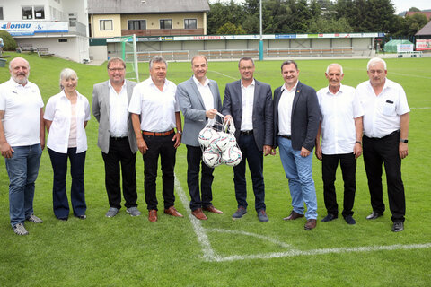 Gruppenfoto mit BFV-Vizepräsident Ing. Konrad Renner, Renate Pelzmann (BFV, Gruppe Süd), SC Kemeten-Präsident Erwin Hochwarter, ASVÖ-Gruppenobmann Martin Konrad, Landesrat Dr. Leonhard Schneemann, SC Kemeten-Obmann Ronald Goger, Bürgermeister Dipl-Ing. (FH) Wolfgang Koller, BFV-Präsident Günter Benkö und BFV-Gruppenobmann Gruppe Süd Josef Hafner (v.l.).