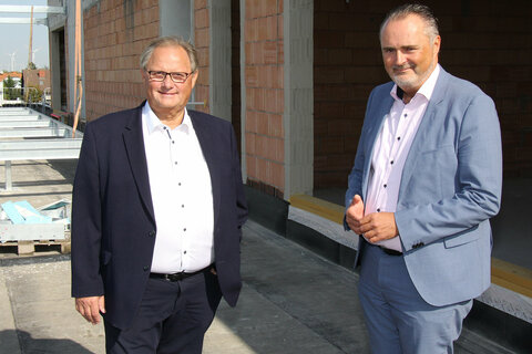 Landeshauptmann Hans Peter Doskozil, Landesrat Mag. Heinrich Dorner, Landesrätin Mag.a (FH) Daniela Winkler und NR Maximilian Köllner, MA, sowie KR Gerhard Milletich und Mag.a Bettina Milletich, Geschäftsführerin CRM Medientrend GmbH, bei der Gleichenfeier für das neue CRM-Verlagszentrum in Parndorf.