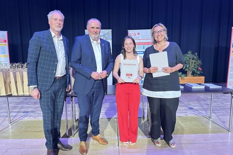 Landeshauptmann Hans Peter Doskozil überreichte die Diplome an die künftigen Sozialbetreuerinnen und Sozialbetreuer.