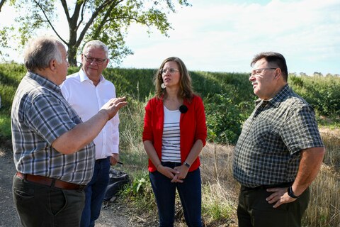 Landeshauptmann-Stellvertreterin Anja Haider-Wallner und Eisenstadts Bürgermeister LAbg. Thomas Steiner besuchten gemeinsam mit Josef Klampfer und Stefan Kaiser das Entsiegelungsprojekt bei Kleinhöflein