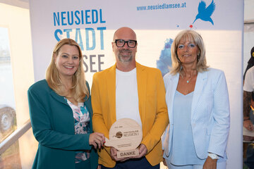 Landesrätin Daniela Winkler und Neusiedls Bürgermeisterin LAbg. Elisabeth Böhm, gratulierten dem Obmann des UTC Neusiedl am See, Torsten Aumüller, zum 50-jährigen Jubiläum