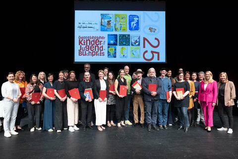 Landesrätin Daniela Winkler (2.v.r.) mit Preisträgerinnen und Preisträgern des Österreichischen Kinder- und Jugendbuchpreises 2025 in Eisenstadt.