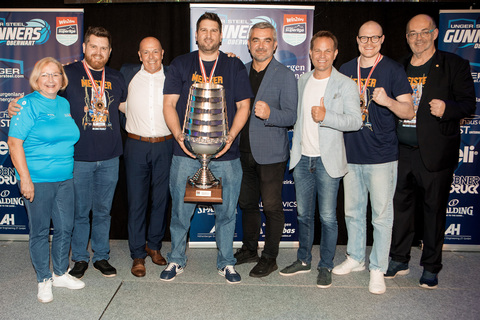 Sportlandesrat Mag. Heinrich Dorner (4.v.r.) gratulierte den Gunners zum Meistertitel in der Saison 2023/24. Mit ihm am Foto von links: Sportunion Burgenland-Präsidentin Karin Ofner, Meister Co-Trainer der Gunners Kurt Leitner, Oberwarts Bürgermeister Georg Rosner, Meistertrainer der Gunners Horst Leitner, Hauptsponsor Unger Steel-Geschäftsführer CEO Matthias Unger, Gunners-Kapitän Sebastian Käferle und Oberwart Gunners GmbH-Geschäftsführer Thomas Linzer (v.l.).