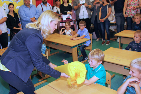 Bildungslandesrätin Mag.a (FH) Daniela Winkler begrüßte gemeinsam mit Bildungsdirektor Mag. Heinz Josef Zitz zum Schulstart die 17 Taferlklassler und stellte mit Andrea Grath von der NMS Illmitz jene Pädagogin vor, die in dieser Schule den zusätzlichen kostenlosen Englischunterricht leiten wird.