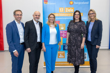 v.l. HR Mag. Jürgen Neuwirth, Leiter des Bereichs Pädagogischer Dienst, Bildungsdirektor Mag. Heinz Josef Zitz, Bildungslandesrätin Mag.a (FH) Daniela Winkler, LH-Stv.in Mag. Astrid Eisenkopf und Mag.a Petra Mayer, Ökolog-Koordinatorin Burgenland