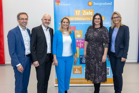 v.l. HR Mag. Jürgen Neuwirth, Leiter des Bereichs Pädagogischer Dienst, Bildungsdirektor Mag. Heinz Josef Zitz, Bildungslandesrätin Mag.a (FH) Daniela Winkler, LH-Stv.in Mag. Astrid Eisenkopf und Mag.a Petra Mayer, Ökolog-Koordinatorin Burgenland