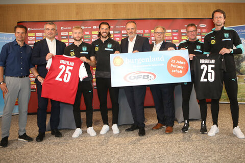 Burgenland Tourismus-Chef Didi Tunkel, Sport-Landesrat Mag. Heinrich Dorner, ÖFB-Nationalteamspieler Konrad Laimer und Christopher Trimmel, Landeshauptmann Hans Peter Doskozil, ÖFB-Präsident Gerhard Milletich, Neo-Teamchef Ralf Rangnick und ÖFB-Sportdirektor Peter Schöttel (v.l.).