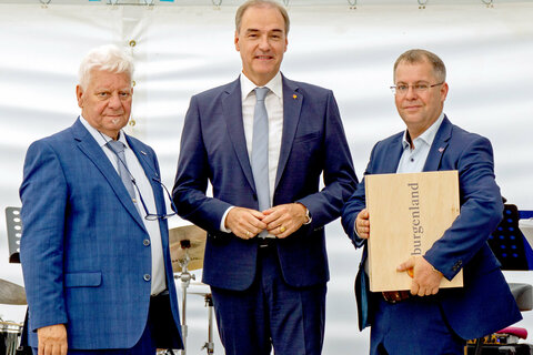 Wirtschaftslandesrat Dr. Leonhard Schneemann gratulierte Firmengründer Josef Fuchs sen. und Josef Alexander Fuchs zum 40-jährigen Firmenjubiläum.