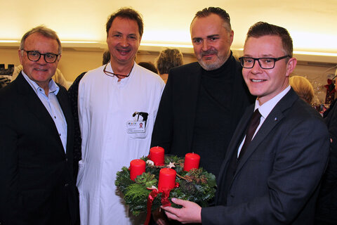 Landeshauptmann a.D. Hans Niessl, Prim. Dr. Martin Wehrschütz, MBA, Ärztlicher Direktor Krankenhaus der Barmherzigen Brüder, Landeshauptmann Hans Peter Doskozil und Klubobmann Géza Molnár beim traditionellen Adventmarkt im Krankenhaus der Barmherzigen Brüder in Eisenstadt