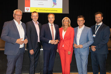 Der Bürgermeister der Gastgebergemeinde, Landtagsabgeordneter Mag. Thomas Steiner, Landesobmann Peter Pohl, Landesrat Dr. Leonhard Schneemann, Städtebund-Vorsitzende Landtagsabgeordnete Elisabeth Böhm, Gemeindevertreterverband-Präsident Erich Trummer und Bezirksobmann Ing. Michael Bauer bei der 75. Jahreshauptversammlung des Fachverbandes der Amtfrauen und Amtmänner in Eisenstadt.