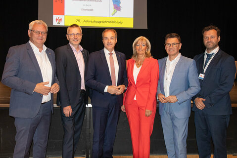 Der Bürgermeister der Gastgebergemeinde, Landtagsabgeordneter Mag. Thomas Steiner, Landesobmann Peter Pohl, Landesrat Dr. Leonhard Schneemann, Städtebund-Vorsitzende Landtagsabgeordnete Elisabeth Böhm, Gemeindevertreterverband-Präsident Erich Trummer und Bezirksobmann Ing. Michael Bauer bei der 75. Jahreshauptversammlung des Fachverbandes der Amtfrauen und Amtmänner in Eisenstadt.