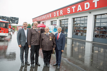 Landesrat Feuerwehrreferent Mag. Heinrich Dorner, Landesfeuerwehrkommandant Landesbranddirektor (LBD) Ing. Franz Kropf, Güssings Feuerwehrkommandant Abschnittsbrandinspektor (ABI) Ing. Mario Unger und Bürgermeister Vinzenz Knor (v.l.) vor dem Feuerwehrhaus in Güssing.