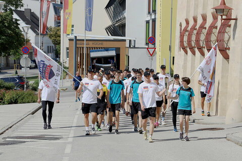 Über 80 Sportler und Funktionäre nahmen beim heutigen Fackellauf in Eisenstadt teil. Sie wurden beim Ziel vor dem Landhaus von Landesrat Mag. Heinrich Dorner empfangen.