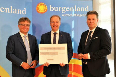 Wirtschaftsagentur Burgenland-Geschäftsführer Mag. Michael Gerbavsits, Wirtschaftslandesrat Dr. Leonhard Schneemann und Wirtschaftsagentur Burgenland-Geschäftsführer Mag. Harald Zagiczek (v. l. n. r.) bei der Präsentation der nächsten wirtschaftspolitischen Maßnahmen im Burgenland, unter dem Motto „Gebündelte Wirtschaftskompetenz“, mit der neuen Struktur des Forschungsbereiches.