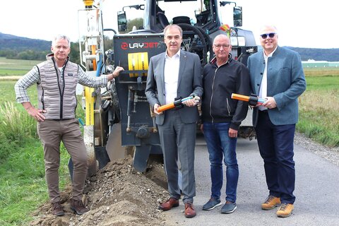 LAYJET-Geschäftsführer Rainer Dunst, Wirtschaftslandesrat Leonhard Schneemann, Bürgermeister Andreas Tremmel (Kobersdorf), und Breitbandkoordinator Georg Podebradsky überzeugten sich gemeinsam vor Ort von der Umsetzung der LAYJET-Verlegetechnologie.