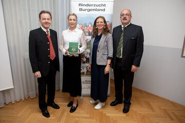 Landeshauptmann-Stellvertreterin Anja Haider-Wallner (3.v.r.) gratulierte zum 100-jährigen Jubiläum, mit Ihr am Foto: Landwirtschaftskammer Burgenland-Präsident DI Nikolaus Berlakovich, Obfrau Beatrix Schütz und Geschäftsführer Ing. Johannes Lehner (beide Burgenländischer Rinderzuchtverband) (v.l.).
