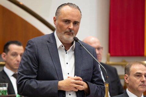 Landeshauptmann Hans Peter Doskozil bei seiner Budgetrede