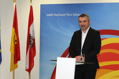 Landesrat Heinrich Dorner begrüßt, dass mit der gesetzlichen Festschreibung einer Windkraft- und Photovoltaikgabe mit einem Maximalbetrag endlich eine saubere Rechtsgrundlage geschaffen und Planungssicherheit für die Betreiber der Anlagen und für die Gemeinden hergestellt werden