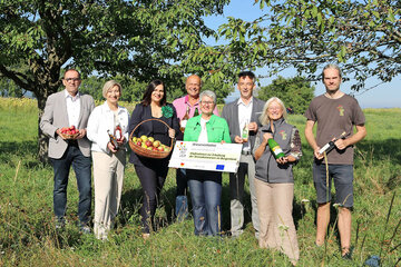 Stellten in Sigleß ein neues Projekt zum Erhalt der Streuobstwiesen im Burgenland vor: v.l. Nikolaus Dominkovits, 1. Vizebürgermeister Oberpullendorf, Claudia Schlager, Bürgermeisterin Mattersburg, LH-Stellvertreterin Astrid Eisenkopf, Josef Hochwarter, Umweltgemeinderat Jennersdorf, Ulrike Kitzinger, Bürgermeisterin Sigleß, Gerald Sagmeister, Gemeindevorstand Litzelsdorf, Brigitte Gerger und Jan Oestmann vom Verein Wieseninitiative
