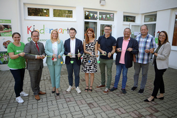 Bildungslandesrätin Daniela Winkler (3.v.l.) eröffnete gemeinsam mit SOS Kinderdorf-Leiter Marek Zeliska (2.v.l.), Pinkafelds Vizebürgermeistern Adrian Kubat (4.v.l.) und Carina Laschober-Luif (Mitte) sowie Stadt- und Gemeinderäten sowie Mitarbeiterinnen des SOS Kinderdorfes Pinkafeld offiziell den neuen, erweiterten Kindergarten.