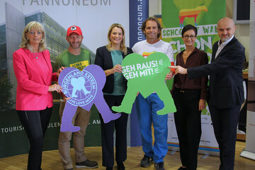 24 Stunden Burgenland Extrem - „School of Walk“: Bürgermeisterin LAbg. Elisabeth Böhm, Veranstalter Tobias Monte, Bildungslandesrätin Mag.a (FH) Daniela Winkler, Veranstalter Michael Oberhauser, Mag.a Alexandra Laminger, Direktorin Pannoneum, und Bildungsdirektor Mag. Heinz Josef Zitz