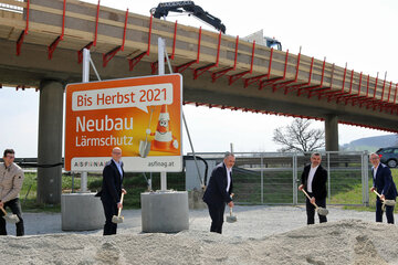 Mit dem Spatenstich erfolgte der Baustart für die Lärmschutzwand auf der A 3 bei Großhöflein. V.l.: Andi Kollwentz von der Bürgerinitiative Großhöflein, ASFINAG GF Andreas Fromm, LH Hans Peter Doskozil, LR Heinrich Dorner und ASFINAG GF Alexander Walcher