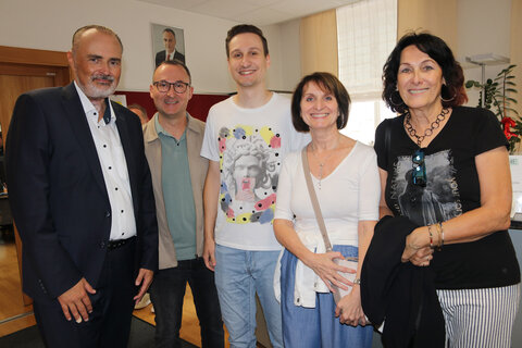 Landeshauptmann Hans Peter Doskozil (l.) tauschte sich in seinem Büro mit Besucherinnen und Besuchern aus.