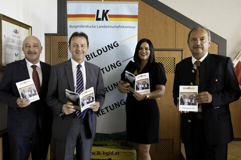 Kammerdirektor Prof. Dipl. Ing. Otto Prieler, Landeshauptmann-Stellvertreterin Mag.a Astrid Eisenkopf, Präsident NR Dipl. Ing. Nikolaus Berlakovich und Vizepräsident Ing. Werner Falb-Meixner präsentieren den Tätigkeitsbericht 2019 bei der Vollversammlung der Landwirtschaftskammer Burgenland