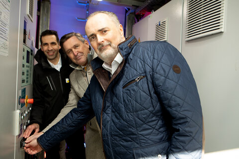 Landeshauptmann Hans Peter Doskozil gemeinsam mit Infrastrukturminister Peter Hanke, Bürgermeisterin Landtagsabgeordnete Elisabeth Böhm, Weidens Bürgermeister Heinrich Hareter sowie Stephan Sharma, CEO der Burgenland Energie und Reinhard Czerny, Finanzvorstand, FFO der Burgenland Energie beim Startschuss des größten Windparks Österreichs in Neusiedl/Weiden.