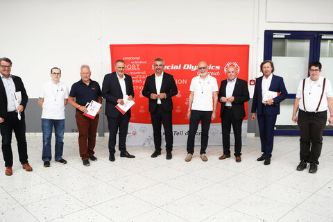 ASKÖ Burgenland-Präsident Alfred Kollar, Sportler Mario Dukic (Sportunion Wohnheim Verein Kastell Dornau), ASVÖ Burgenland-Präsident Robert Zsifkovits, LH Hans Peter Doskozil, Sportlandesrat Heinrich Dorner, Special Olympics Österreich-Präsident Peter Ritter, Oberwarts Bürgermeister Georg Rosner, Pinkafelds Bürgermeister Kurt Maczek und Sportler Emanuel Horvath (Sportunion Wohnheim Verein Kastell Dornau) (v.l.).