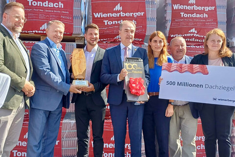 Gruppenbild anlässlich der Jubiläumsfeier (v.l.) Mag. Wilfried Lechner, Wienerberger Österreich, Johann Marchner, Geschäftsführer Wienerberger Österreich, Felix Weinhandl, Werksleiter Ziegelwerk Pinkafeld, Landesrat Dr. Leonhard Schneemann, LAbg. Vizebürgermeisterin Dipl. Päd. DI Carina Laschober-Luif (Pinkafeld), Bürgermeister Wilfried Bruckner (Riedlingsdorf), Mag. Sissy Sonnleitner, Country HR Director Wienerberger Österreich.