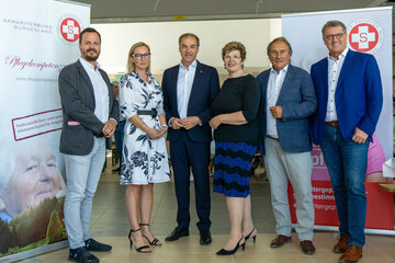 Arbeitersamariterbund-Geschäftsführer Andreas Balog, Soziallandesrat Dr. Leonhard Schneemann, Dr. Christine Ekker, MBA, MAS, Operative Leitung im Geschäftsbereich Pflege/Heimleitung des Arbeitersamariterbundes, Bürgermeister Werner Friedl und OSG-Obmann Dr. Alfred Kollar bei der Baustellenbesichtigung.
