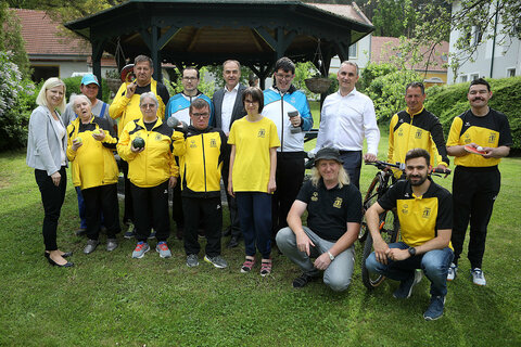 Landesrat Dr. Leonhard Schneemann (hinten, Mitte) besuchte das Wohnheim und die Sportunion Dornau. Mit ihm am Foto: Bürgermeister Mag. Markus Szelinger (3.v.r. stehend), Leiterin Carina Klampfl, MBA (l.), die Betreuer Ernst Lueger (Betreuung Sport) und Sebastian Koller (Betreuung der Arbeitsgruppe Hella, Betreuung Sport) (hockend v.l.) sowie die Bewohner der Dornau
