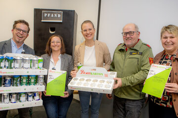 Landeshauptmann-Stellvertreterin Anja Haider-Wallner (Mitte) mit den Unternehmern Christian und Martina Gratzer (v.l.) sowie Feuerwehrkommandant-Stellvertreter Albert Jeindl (Freiwillige Feuerwehr, Ortsteil Rohrbrunn) und Bürgermeisterin Andrea Reichl (v.l.) im Zuge der Präsentation des Unternehmens.