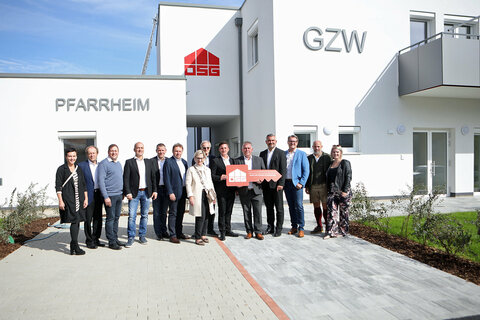 Landesrat Heinrich Dorner (4.v.r.), Bürgermeister Manfred Degendorfer (5.v.r.), Vizebürgermeister Marcel Geissler (6.v.r.) und OSG-Direktor Alfred Kollar (3.v.r.) mit Gemeinderätinnen und Gemeinderäten sowie Beteiligten beim Neubau der Gesundheitseinrichtung in Weppersdorf.