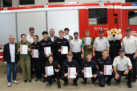 Feuerwehrreferent Landesrat Mag. Heinrich Dorner und Landesfeuerwehrkommandant LBD Ing. Franz Kropf mit den erfolgreichen Bewerbsteilnehmer*innen aus dem Bezirk Mattersburg.
