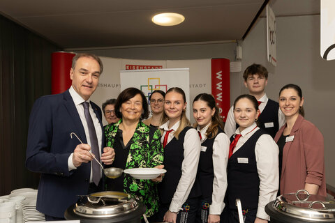 Landesrat Dr. Leonhard Schneemann (vorne links im Bild) und Direktorin MMag. Edith Straussberger (vorne 2.v.links) beim Verkosten der von Schülerinnen und Schülern des vierten Jahrganges der Höheren Lehranstalt für wirtschaftliche Berufe Theresianum Eisenstadt zubereiteten Fastensuppen.