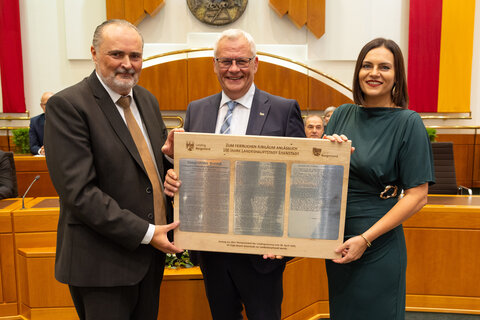 Landeshauptmann Hans Peter Doskozil, Bürgermeister Thomas Steiner und Landtagspräsidentin Astrid Eisenkopf mit einem Exemplar des stenographischen Protokolls der Landtagssitzung vom 30. April 1925, in der Eisenstadt zur Landeshauptstadt des Burgenlandes gekürt wurde.