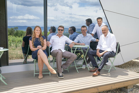 Genießen die schöne Aussicht vom Hannersberg. V.l. Anna Malinovic, Leo Hillinger, Ronald Gollatz, Tourismuschef Didi Tunkel