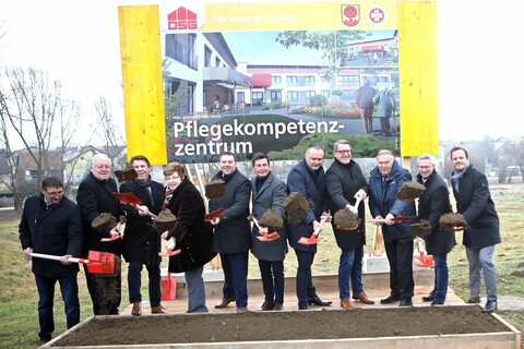 Landeshauptmann Hans Peter Doskozil (5.v.r.), Landesrat Christian Illedits (6.v.l.), OSG-Direktor Dr. Alfred Kollar (4.v.r.), Präsident Johann Grillenberger (Arbeiter Samariterbund Burgenland) (3.v.r.) und Dr. Christine Ekker (Arbeitersamariterbund Österreich) (4.v.l.) sowie weitere Vertreter von Gemeinde und Baufirmen beim Spatenstich.