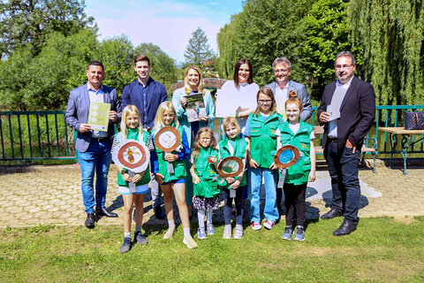 Michael Kefeder (Bürgermeister Naturparkgemeinde Lockenhaus), Daniel Baumann BEd (Schulleiter Naturpark-VS & Naturpark-NMS), Bildungslandesrätin Mag.a (FH) Daniela Winkler, LH-Stellvertreterin Mag.a Astrid Eisenkopf, Mag. Michael Gerbavsits (GF Wirtschaftsagentur Burgenland GmbH)und DI Thomas Böhm mit künftigen Forscherinnen in Lockenhaus