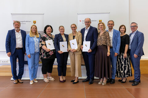 Landesrätin Daniela Winkler (2.v.l.) und Bildungsdirektor Alfred Lehner (1.v.l.) mit Bundeslehrern, denen Betrauungs- bzw. Wiederbestellungsdekrete übergeben wurden.
