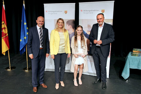 LH Hans Peter Doskozil gratulierte gemeinsam mit Bildungslandesrätin Daniela Winkler und Bildungsdirektor Heinz Zitz MaturantInnen mit ausgezeichnetem Erfolg.
