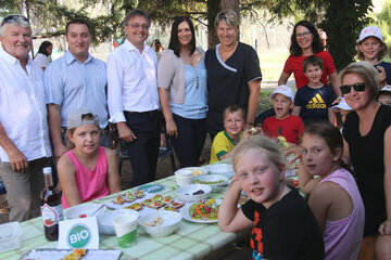 Energie-Burgenland-Betriebsratsvorsitzender Hartwig Roth, Betriebsrat Bernd Weiss, Energie-Burgenland-Vorstandsvorsitzender Michael Gerbavsits, Landesrätin Astrid Eisenkopf und Personalchefin Beate Bauer-Zinggl mit den Kindern des Tenniscamps bei der ges