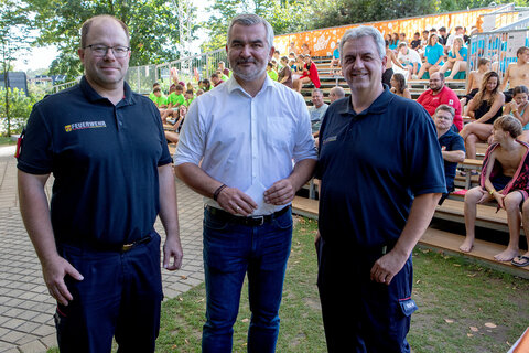 Landesrat Feuerwehrreferent Heinrich Dorner (Mitte) mit Abteilungsleiter OBR (Oberbrandinspektor) Markus Wessely (l.) und Landesfeuerwehrkommandant-Stellvertreter Martin Reidl (r.) bei der Siegerehrung.
