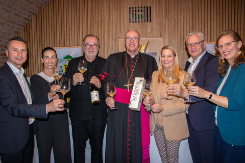 LAbg. Robert Hergovich, Etiketten-Designerin Cordula Alessandri, Kellermeister Rudolf Krizan, Bischof Ägidius Zsifkovics, Landesrätin Daniela Winkler, Eisenstadts Bürgermeister LAbg. Thomas Steiner und Landeshauptmann-Stellvertreterin Anja Haider-Wallner stießen mit dem frisch gesegneten „Severus“ an.