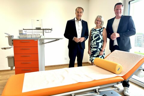 Landesrat Leonhard Schneemann Susanne Ursli (Soziale Dienste Burgenland) und Schattendorfs Bürgermeister Thomas Hoffmann (v.l.).