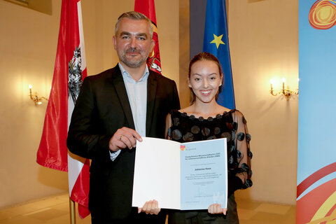 Landesrat Heinrich Dorner mit der Preisträgerin Johanna Hess